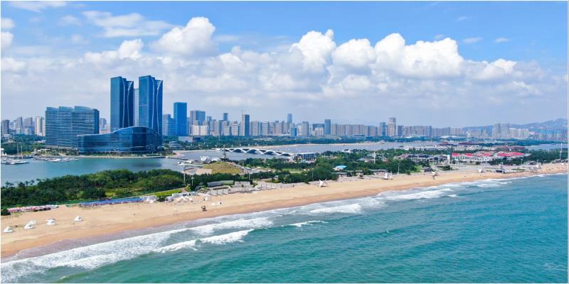 　　东港区依托主城核心优势，深耕“以港聚产、以产兴城、以城促港”的融合发展路径，擘画出现代化海滨强区的壮阔图景。