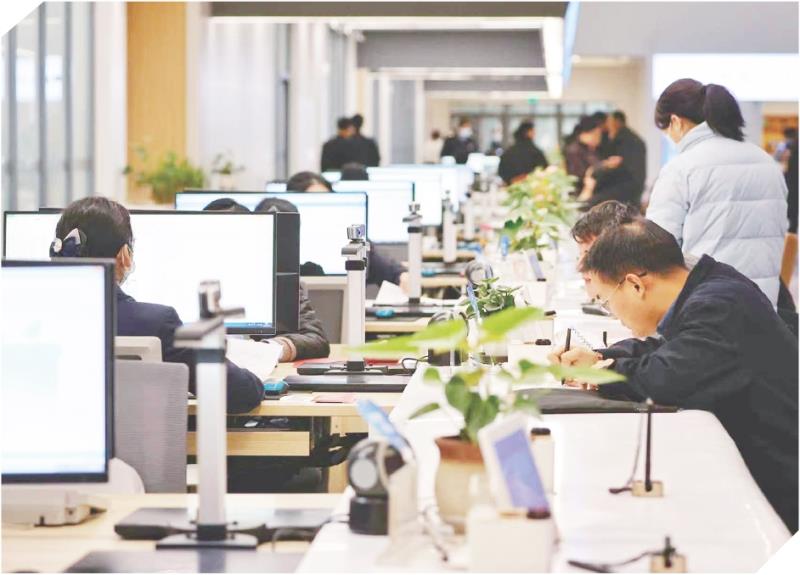 　　市政务服务中心为企业群众提供标准化规范化便利化服务