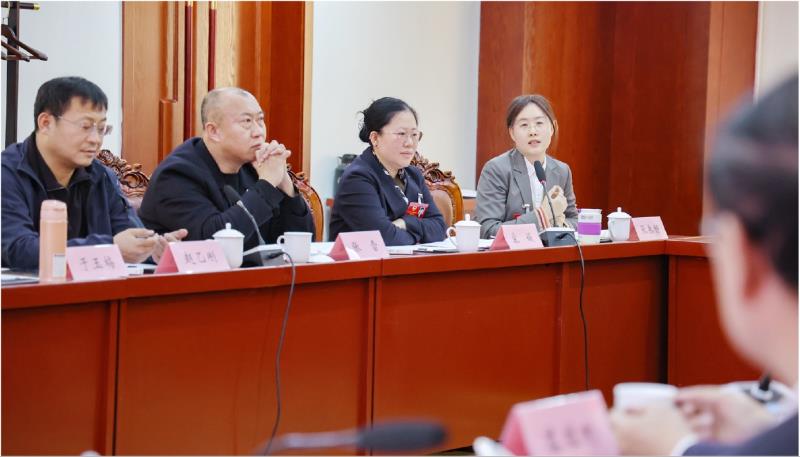 全媒体记者 曹钰迪 报道
1月19日晚,出席市政协十一届五次会议的医药卫生界、社会福利和社会保障界、九三学社组的委员们在讨论市委书记讲话,审议市政协常委会工作报告、提案工作情况报告。
