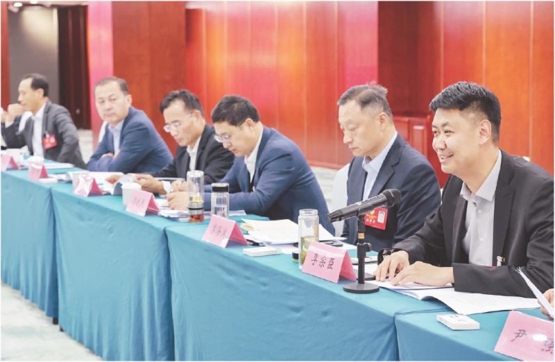 　　全媒体记者　曹钰迪　报道
　　1月19日晚，出席市政协十一届五次会议的经济界（一）、工商联组的委员们在讨论市委书记讲话，审议市政协常委会工作报告、提案工作情况报告。