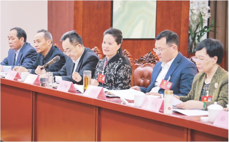 　　全媒体记者　曹钰迪　报道
　　1月19日晚，出席市政协十一届五次会议的教育界、民革组的委员们在讨论市委书记讲话，审议市政协常委会工作报告、提案工作情况报告。
