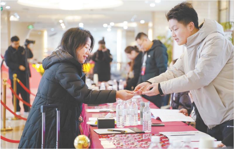 全媒体记者 曹钰迪 王敬之 报道
1月19日上午,出席市政协十一届五次会议的委员们陆续向大会报到,日照正式进入“两会时间”。