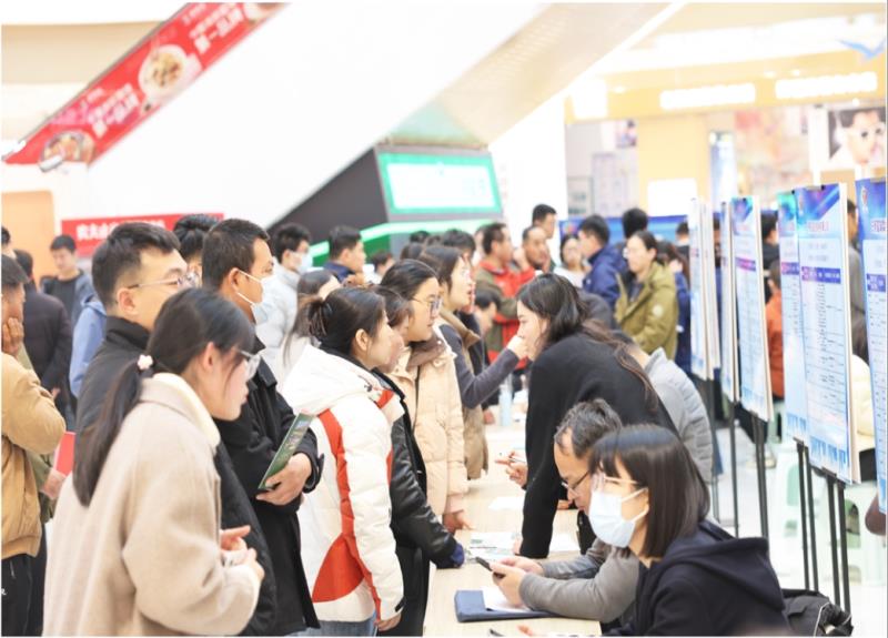 “天天有岗位、周周有直播、月月有招聘”招聘会现场。