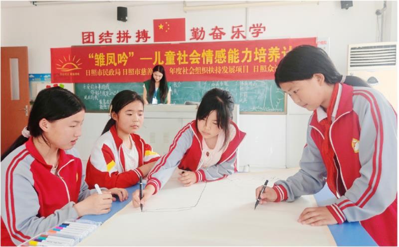 　　“朋友，你好”困境儿童互助成长小组开展“共绘理想友谊树”小组活动。