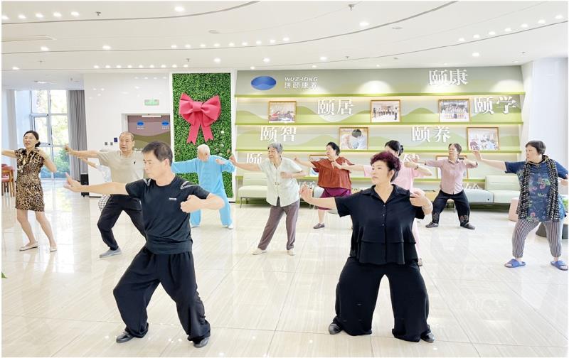　　山海瑞颐康养中心老年人在练习八段锦。　　