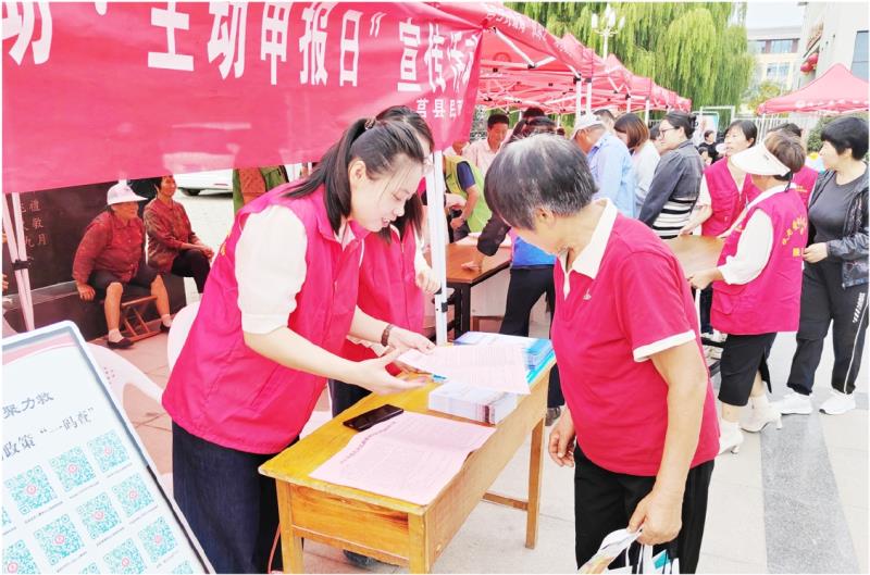 民政部门开展“困难群众救助·主动申报日”宣传活动。