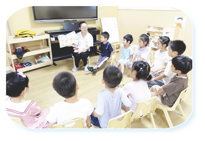 图为山海天旅游度假区某托育机构对托育儿童进行授课。