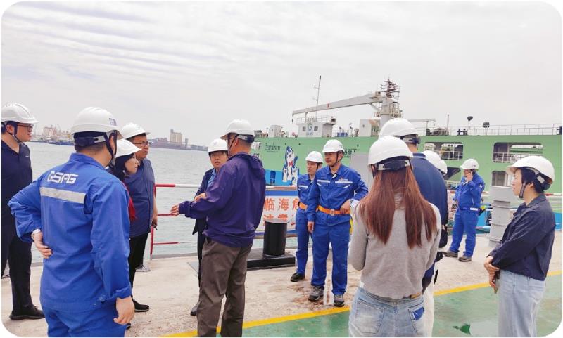 　　图为深入港口项目一线进行现场勘验。