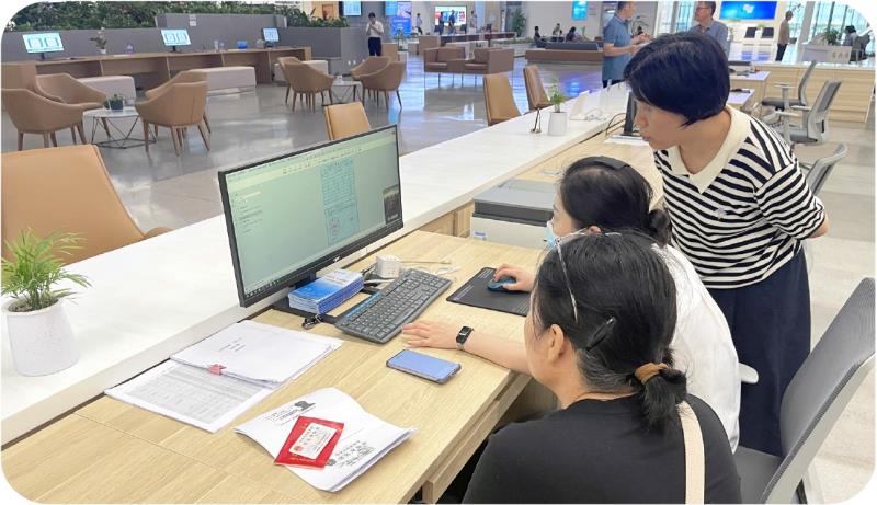 图为运用“无证明办事”服务系统为群众调取相关材料。