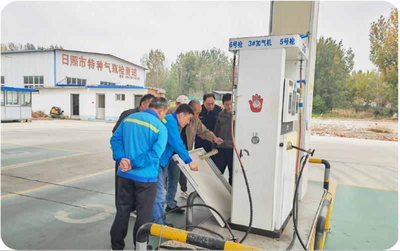 图为到燃气经营公司开展现场核查。
