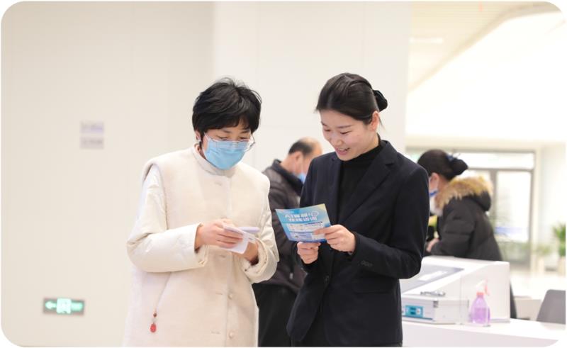 　　图为为群众提供政策咨询讲解服务。