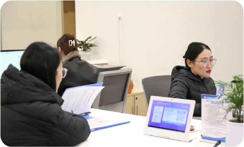 图为企业开办专区工作人员为企业群众办理登记业务。