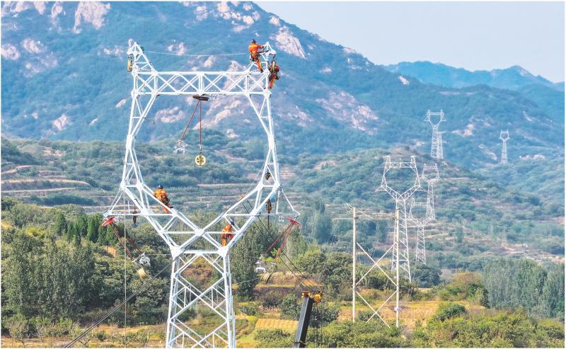 国网日照供电公司工作人员对220千伏照莲Ⅱ线杆塔进行加高维修。