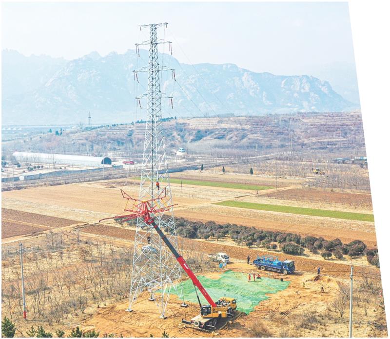 国网日照供电公司工作人员使用伞形跨越架开展110千伏莲叩京线组塔放线工作。