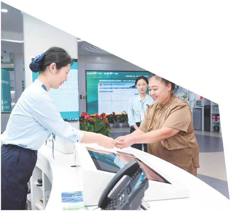 　　国网日照供电公司工作人员在中心营业厅为客户介绍“水电气暖”业务。