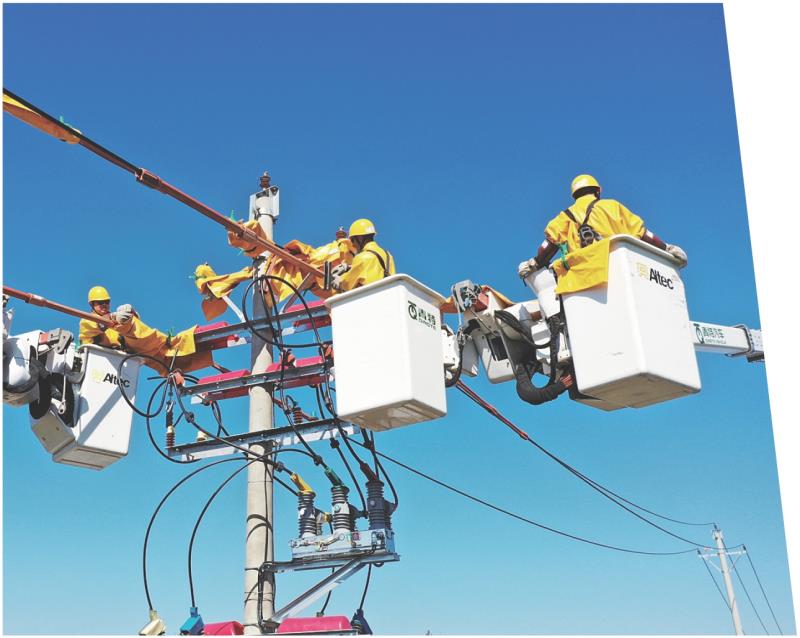 　　国网日照供电公司工作人员在10千伏于青南Ⅰ线开展带负荷直线杆改耐张杆带电作业。