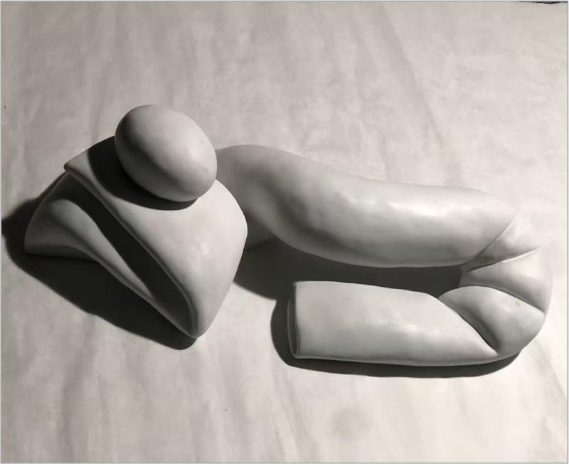 雕塑《手托下巴望着天空的女孩》 70×30×20cm 宋真理