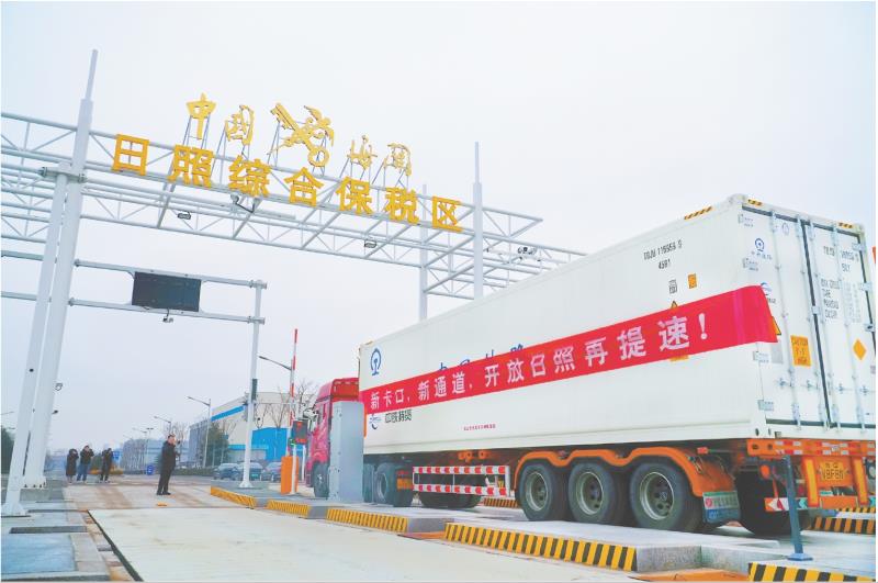 　　1月26日，货车正通过日照综合保税区东卡口。
　　全媒体记者　卢冠中　报道