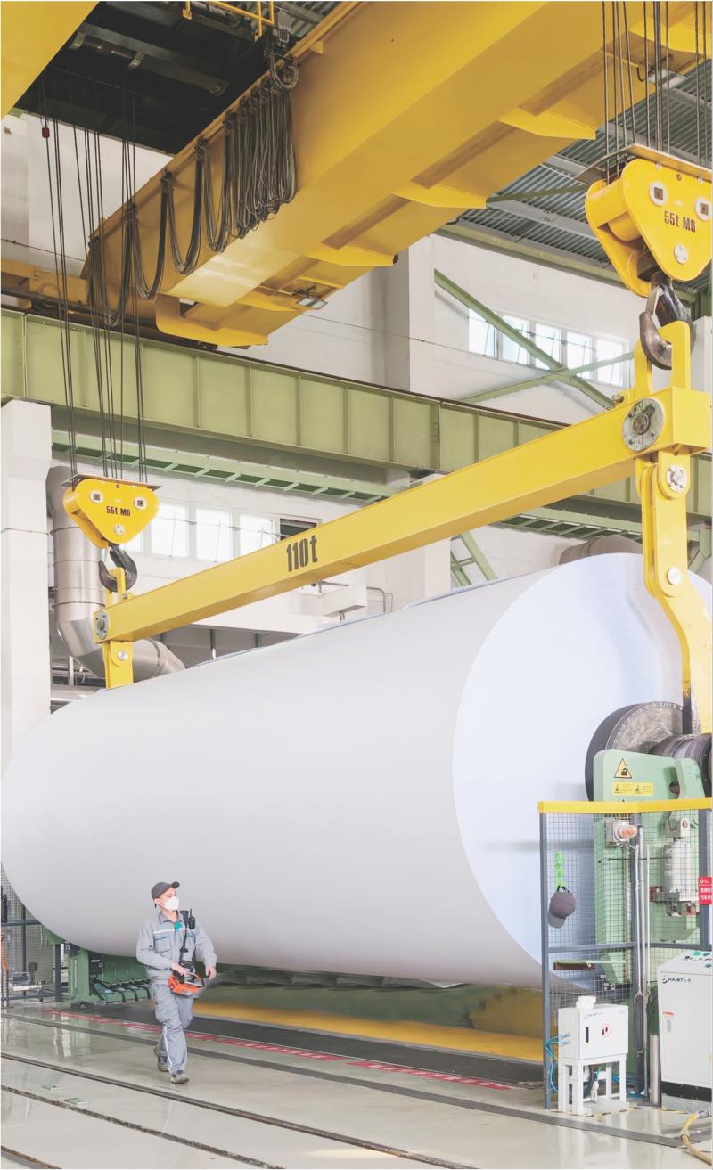 　　在文化纸生产线，行车操作员正在将幅宽8.7米，重60余吨的大纸卷送往复卷工序。
　　　　　　　　　　　　　　　　　　　　　　　　本报通讯员　刘磊　摄