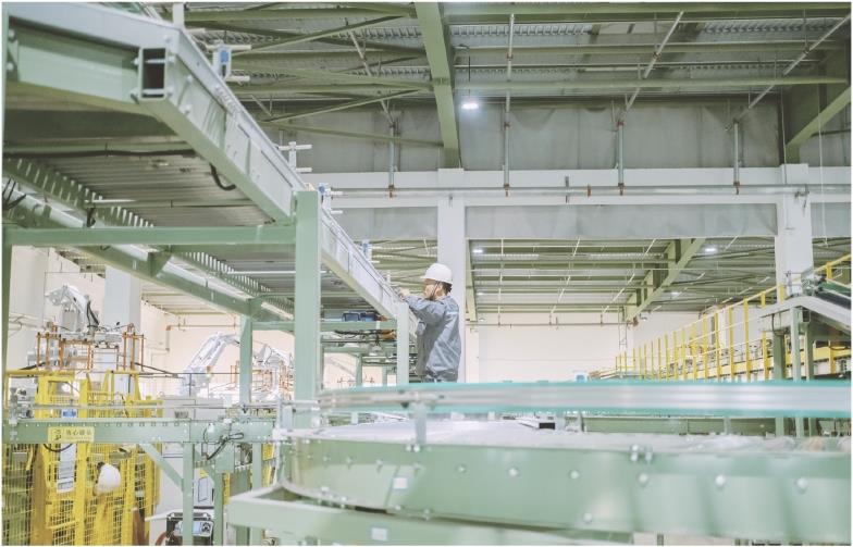 　　在生活纸后加工车间，工作人员在查看下线的抽纸。　　 本报通讯员　孙静　摄