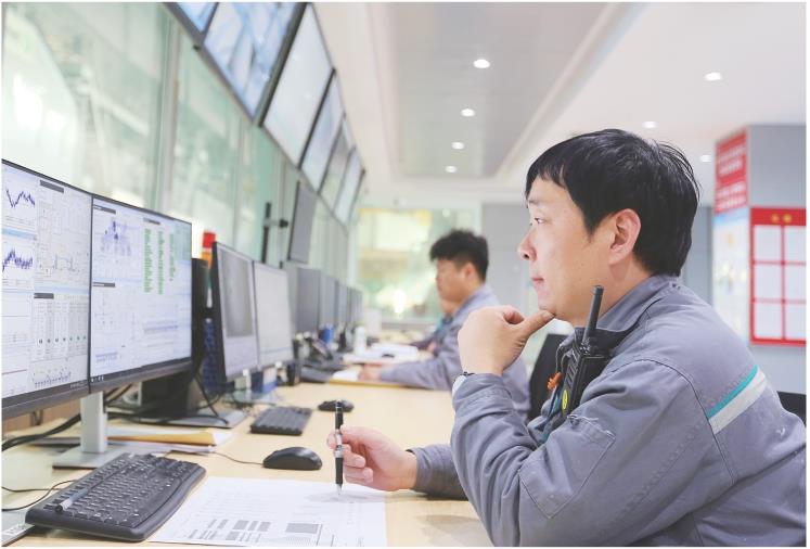 文化纸生产控制室,工程师正在调度生产作业。 本报通讯员 郑培波 摄