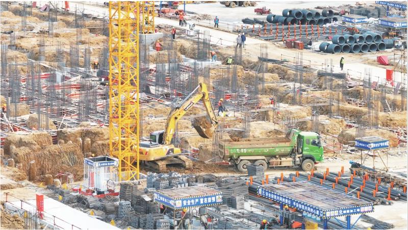 　　生活用纸项目二期工程项目工地，现场一派热火朝天景象。
　　　　　　　　　　　　　　　　　　　　　　全媒体记者　庄增宇　摄