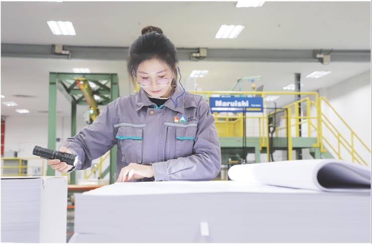 在文化纸完成部,工作人员正在对复印纸进行选理作业。 本报通讯员 乔小桥 摄