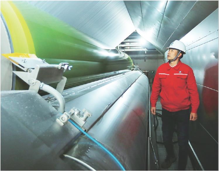 　　安全员正在进行安全巡查。
　　　　　　本报通讯员　郑培波　摄