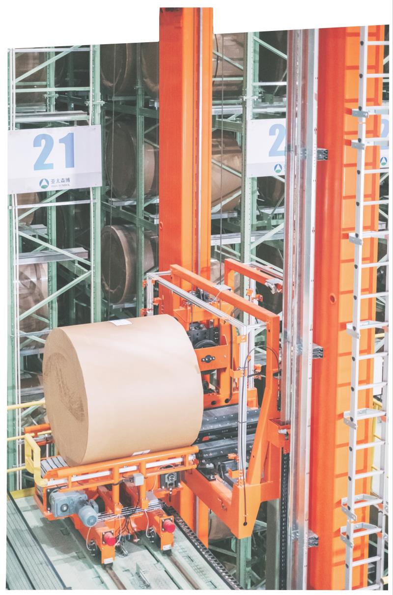 在新投产的数智化自动立体仓,设备正在进行无人化作业。 本报通讯员 孙静 摄