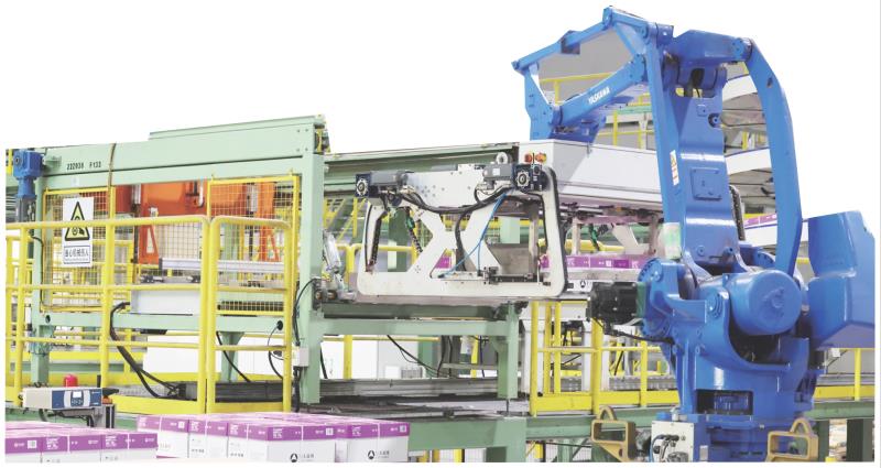 　　在文化纸完成部车间，自动化设备正在包装下线的A4办公复印纸。 本报通讯员　宋年升　摄