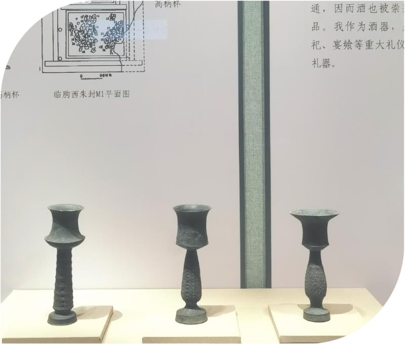 　　右一为日照市博物馆“镇馆之宝”、1978年征集于东海峪村的蛋壳黑陶高柄杯。