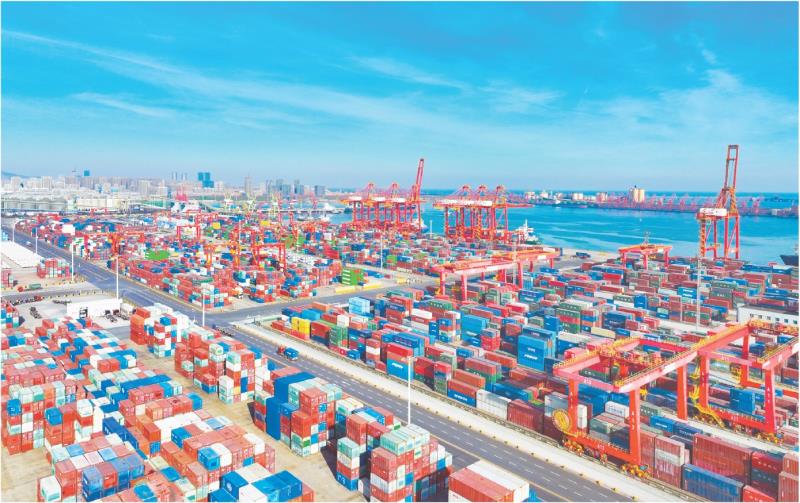 　　图为山东港口日照港集装箱码头。　　　　　　本报通讯员　宋年升　报道