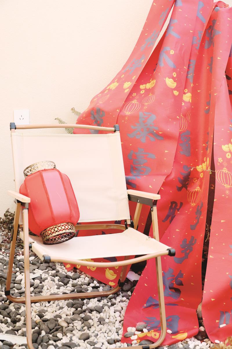 　　铂汐岸民宿，写满新年祝福的春联垂落在院角，墨字泛着暖光，将整个角落烘托得暖意盈盈，年味雅致温馨。