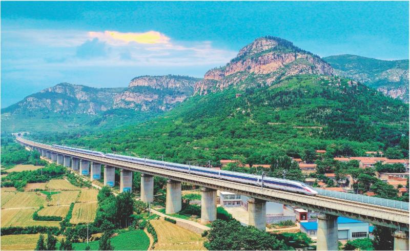 列车在日兰高速铁路上疾驰。 (资料图片)