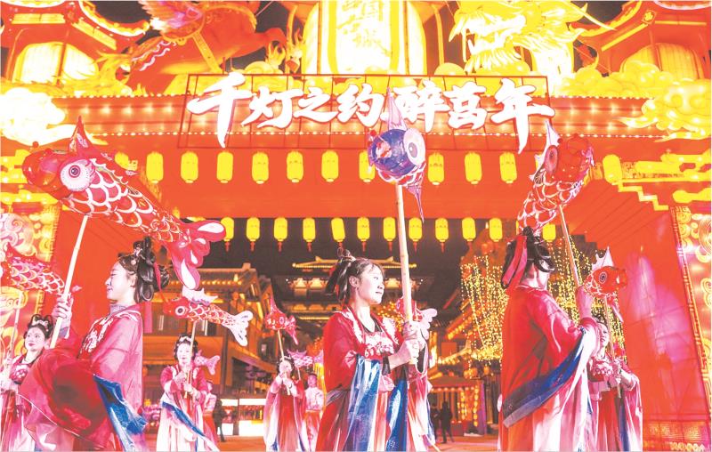 　　璀璨花灯点亮古城夜色