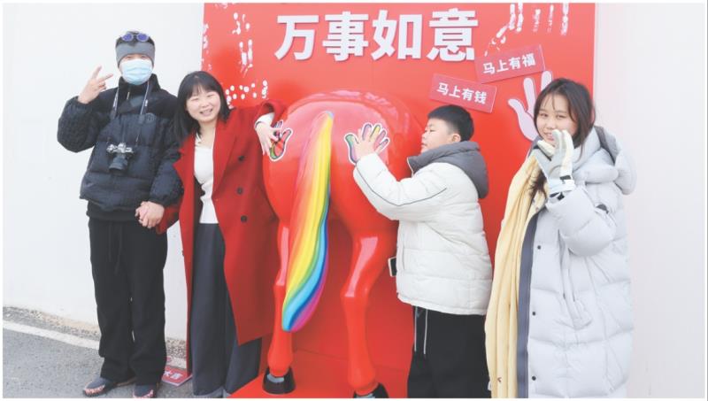 全媒体记者 南一宸 报道
2月10日,山海天旅游度假区星岛蓝碳计划内,重庆游客董先生一家乐享假期时光,滨海风光与新春年味相融,暖意满满。
“星岛蓝碳计划”项目,由安泰实业与日照山海发展集团、卧龙山街道桃花岛村携手打造。项目坚持“保护优先,科学开发”的原则,对桃花岛及周边沿海岸线进行整体提升,打造“陆海岛联动、文体旅融合、吃住游一体”的沉浸式文旅体验典范项目。