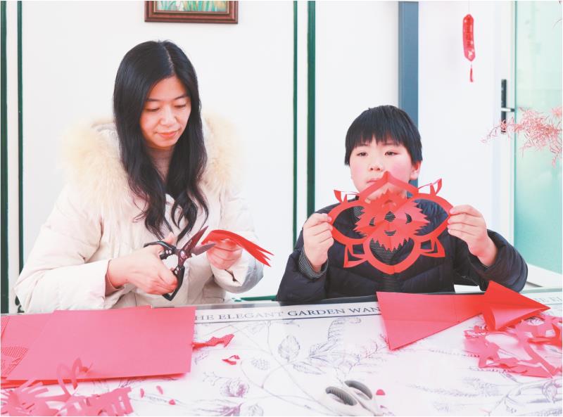 全媒体记者 黄玉栋 报道
2月11日,山海天旅游度假区张家台村民宿内,游客们正在体验剪窗花等特色年俗活动,处处洋溢着浓浓的新春气息。
据了解,山海天旅游度假区重点打造的冬季文旅核心IP——“民宿里过大年”活动,至今已连续举办三届。今年,活动在原有基础上全面提质升级,围绕“服务品质”与“文化体验”两大维度深耕细化,既让游客愿意留下来感受海滨年味,也持续增强了“还想来”的吸引力,推动文旅融合从“观光式”向“浸润式”加快升级。