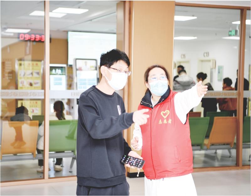 志愿者为市民提供志愿服务