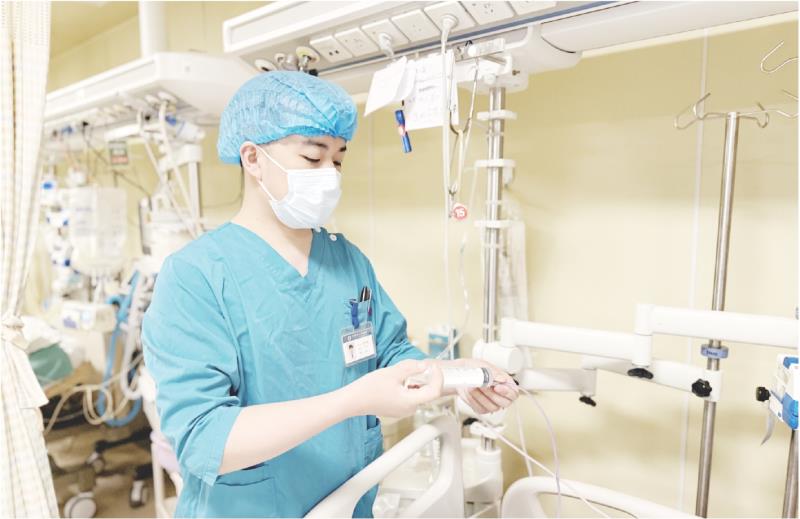 管衍银在为重症患者喂服营养液