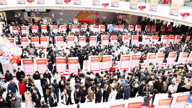 　　招聘会现场。　全媒体记者　邹铠泽　报道