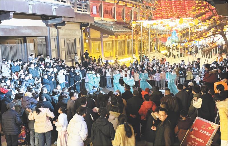 　　本报通讯员　史晓芹　报道
　　华灯璀璨，元宵纳福。连日来，莒国古城“千灯之约·醉莒年”新春游园灯会人气爆棚，万盏花灯点亮千年古城肌理，非遗展演、民俗互动轮番登场，“火树银花不夜天”的盛景，让市民游客沉浸式感受元宵佳节的古韵与烟火。
　　本次灯会深度融合丙午马年特色与莒地文化精髓。马年专题灯组造型生动、寓意吉祥，毋忘在莒典故、非遗剪纸等本土元素巧妙融入灯艺设计，让每盏花灯都成为承载莒文化的鲜活载体。
　　为释放节日消费潜力，景区创新联动开展票务优惠，通过惠民让利、消费补贴等举措，切实提升市民游客参与热情。