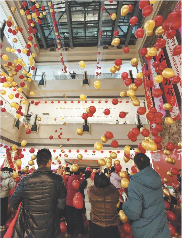 　　本报通讯员　宋时轮　钱建礼　报道
　　近日，莒州博物馆沉浸式民俗游园会启幕，一场穿越古今的文化盛宴如约而至。
　　活动分三大时段、九大主题，醒狮灯笼DIY、文物拓印、琉璃灯笼工坊、文物修复体验备受青睐，亲子携手感受非遗与匠心之美。夜场灯火璀璨，暖心汤圆、有奖摸福、灯谜长廊、古风投壶趣味十足，欢声笑语不断。最后，“气球雨”浪漫来袭，将现场氛围推向高潮。此次活动以传统民俗为媒，以文物文化为魂，让市民在互动体验中感受节日暖意与古韵魅力，感受温馨热闹的元宵节。