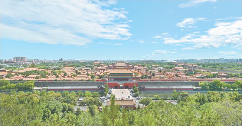 从北京景山上拍摄的故宫(2024年8月12日摄)。 新华社发
