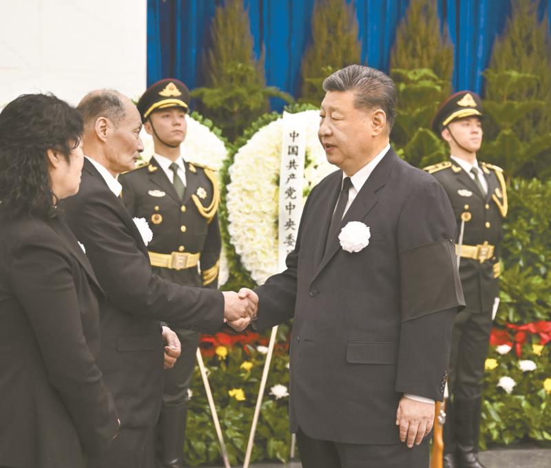 3月10日,宋平同志遗体在北京八宝山革命公墓火化。习近平、李强、赵乐际、王沪宁、蔡奇、丁薛祥、李希、韩正等前往八宝山送别,胡锦涛送花圈表示哀悼。这是习近平与宋平亲属握手,表示深切慰问。
新华社发