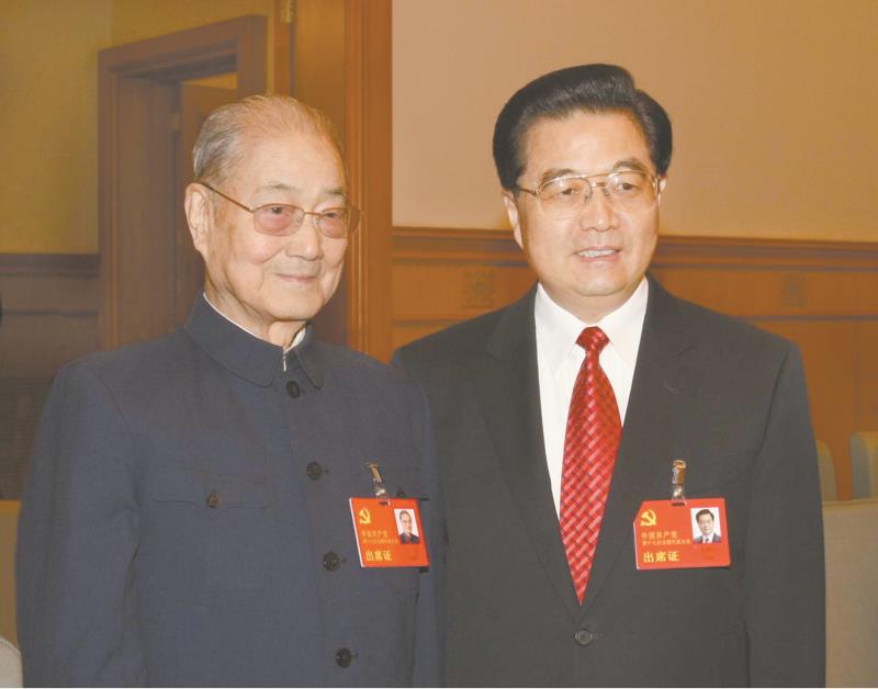 2007年10月21日,在党的十七大闭幕前,胡锦涛同志同宋平同志在一起。 新华社发