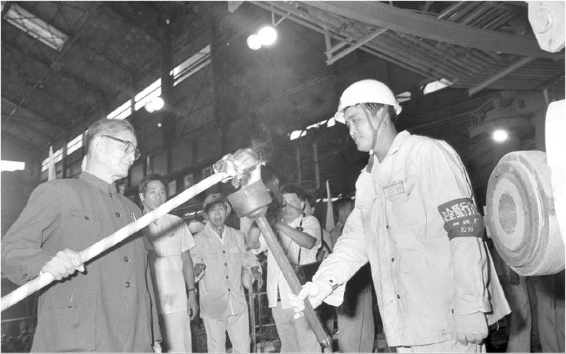 　　1985年9月15日，我国第一座日产万吨铁的高炉——宝钢一号高炉点火试生产。这是宋平同志（左一）为高炉点火。新华社发
