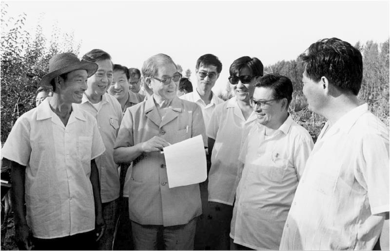 1990年7月中下旬,宋平同志(前左二)来到内蒙古自治区巴彦淖尔市临河区马场地村了解基层党支部建设情况。
新华社发