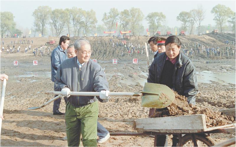 1991年11月13日,宋平同志(左)来到北京市通县(今通州区)张家湾凉水河整治工程工地参加劳动。
新华社发