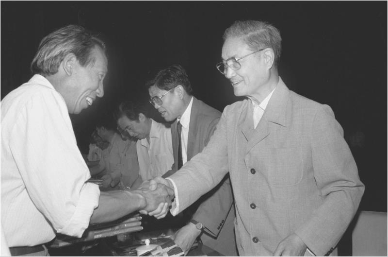 　　1991年6月26日，中共中央组织部、中共中央宣传部等单位在北京召开大会，表彰全国高校优秀思想政治工作者。这是宋平同志（右）向获奖的个人颁奖。新华社发