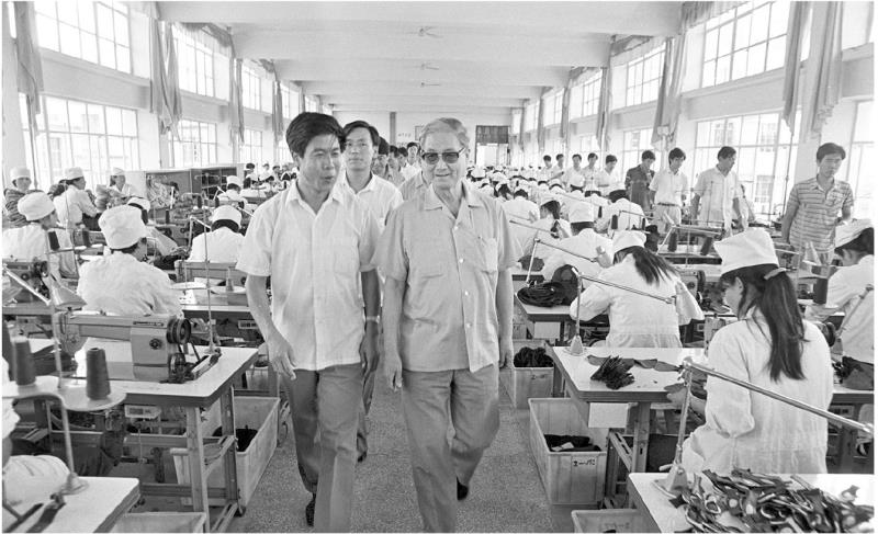 1990年8月14日,宋平同志(右)在山东省威海市文登区考察。
新华社发